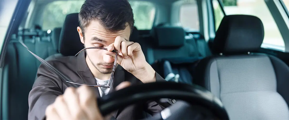 driver struggling to stay awake at the wheel